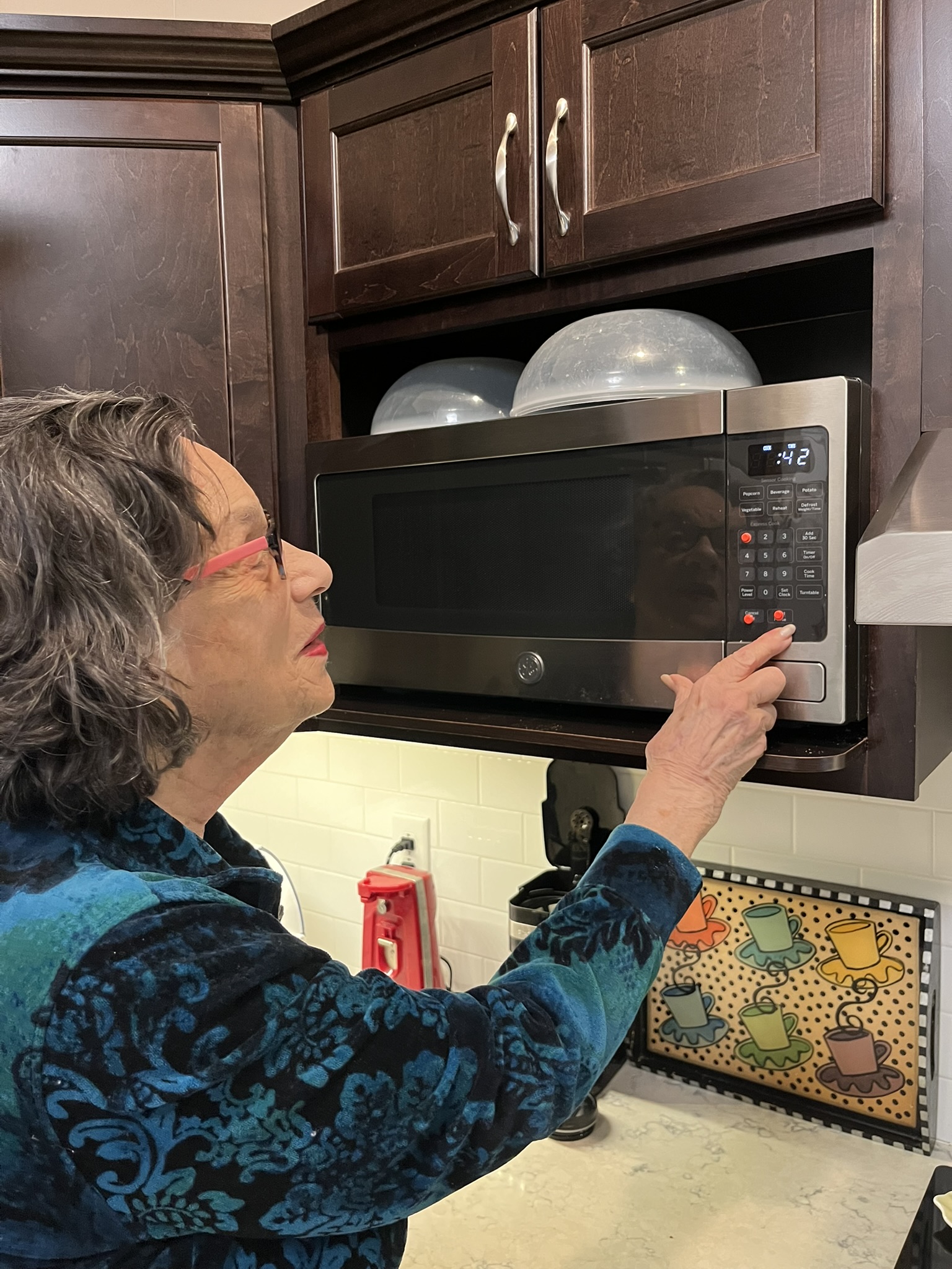 Ilene uses a bump dot to set the correct cooking time on her microwave.